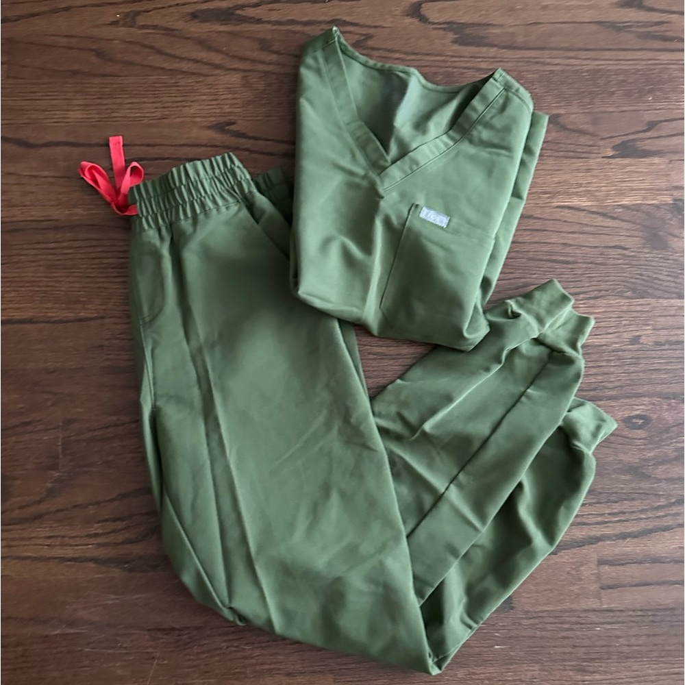 Dark olive figs scrub set size small - like new